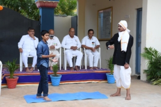 Bharathyiyar and Sreyas compering the programme