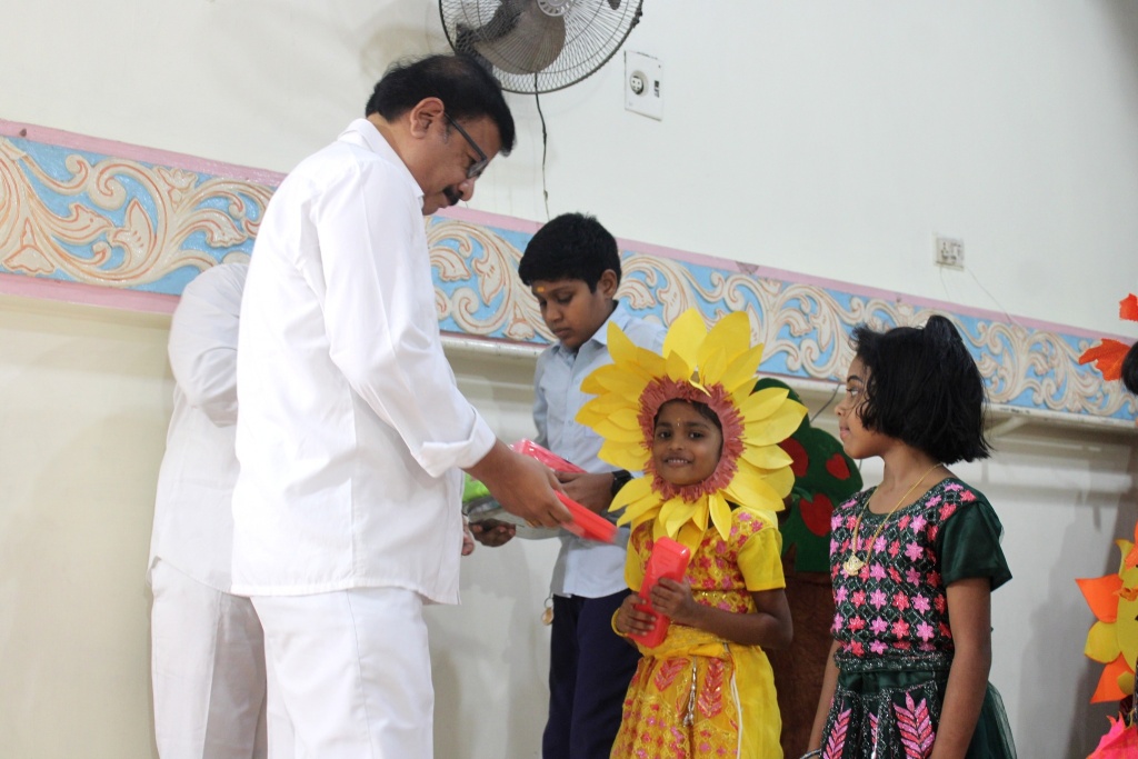 Correspondent Sri S.Loganathan felicitating the performers